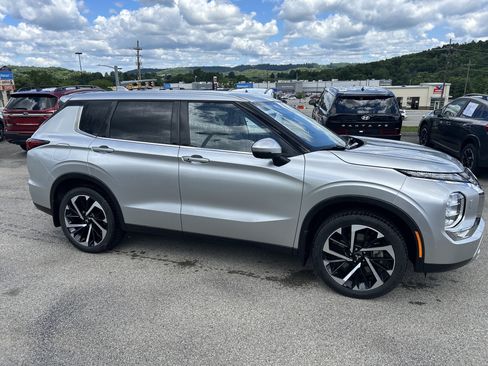 Used 2024 Mitsubishi Outlander SE AWD/4WD image 2
