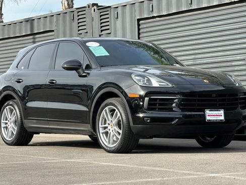 Certified 2023 Porsche Cayenne Platinum Edition image 10