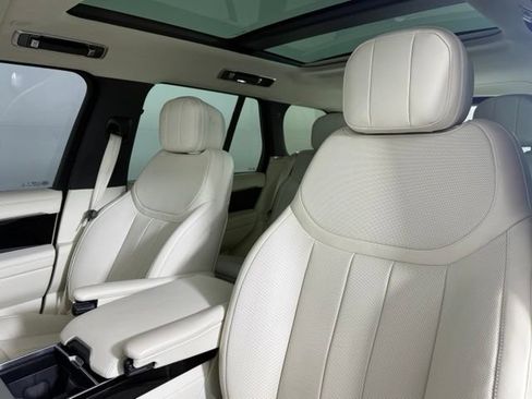 Used 2025 Land Rover Range Rover SE AWD/4WD image 6