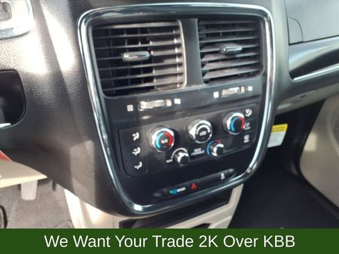 Used 2016 Dodge Grand Caravan SE image 27