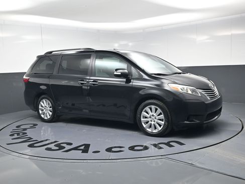 Used 2017 Toyota Sienna Limited Premium image 2
