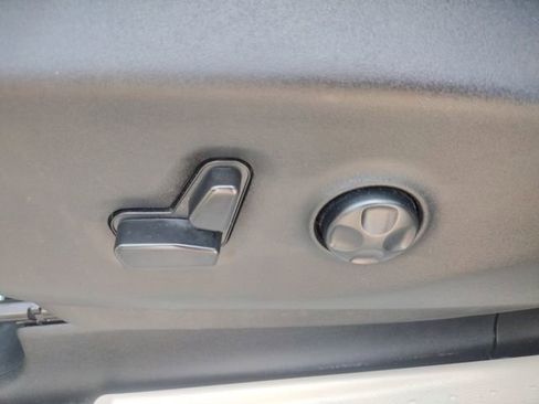 Used 2024 Chrysler Pacifica Touring-L image 32