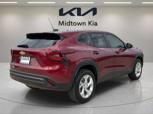 Used 2024 Chevrolet Trax LS w/ LS Convenience Package FWD image 3