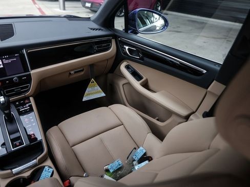 Certified 2025 Porsche Macan AWD/4WD image 35