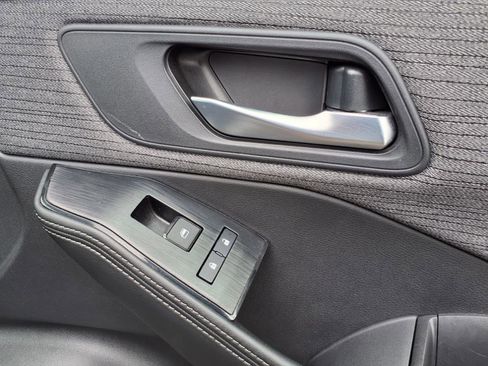 Used 2021 Nissan Rogue SV image 9