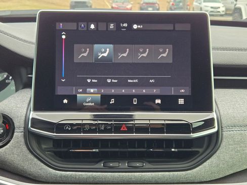 Used 2023 Jeep Compass Latitude w/ Mopar Graphics Package image 22