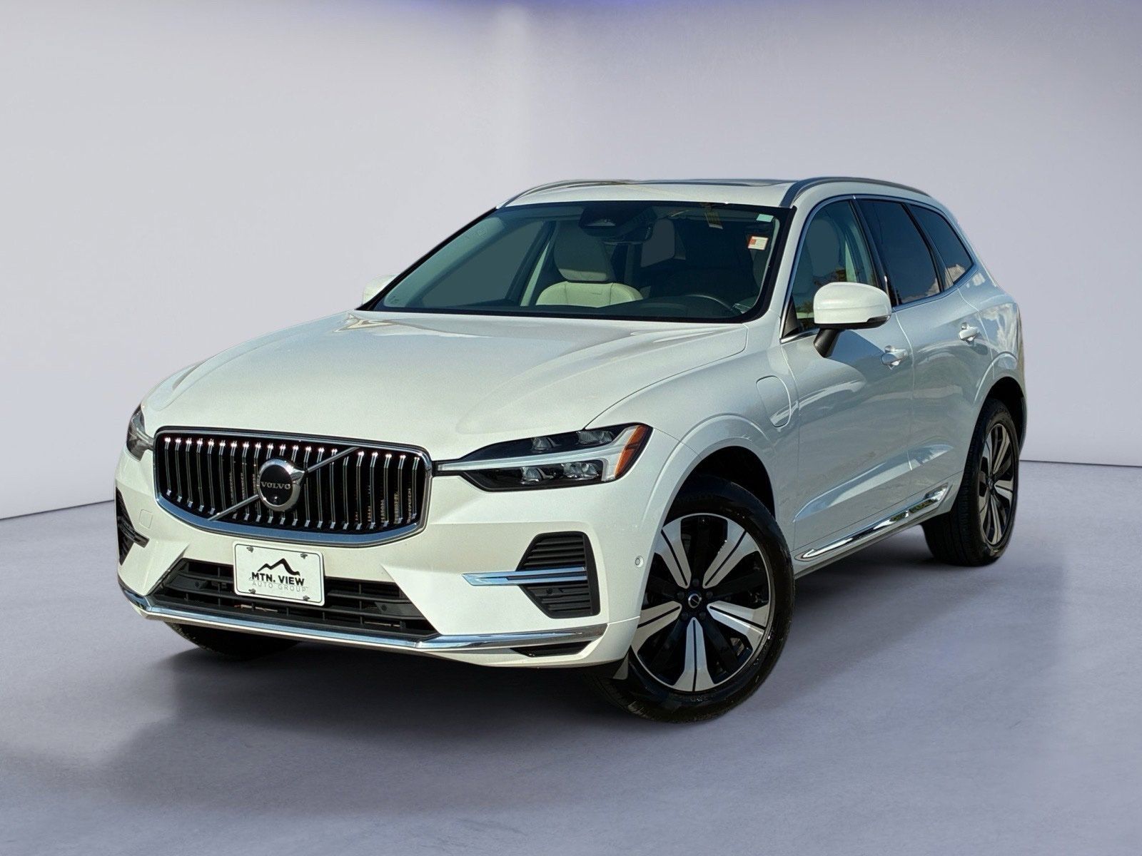 Used 2023 Volvo XC60 T8 Plus AWD/4WD image 2