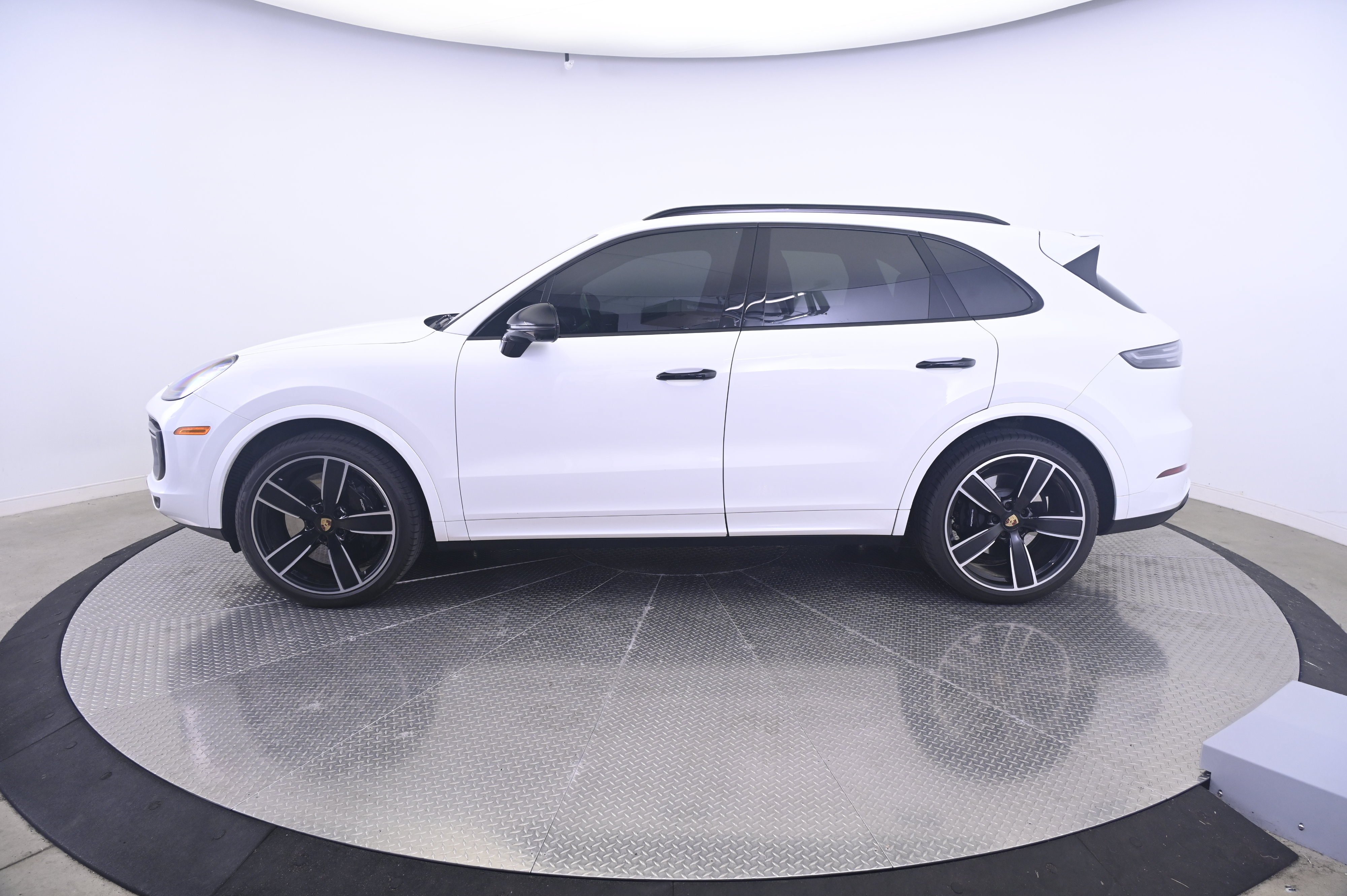 Certified 2023 Porsche Cayenne Turbo AWD/4WD image 2