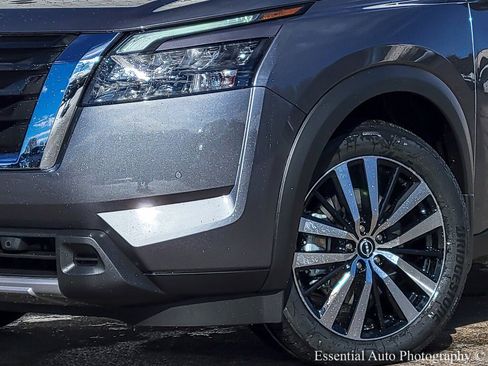 New 2025 Nissan Pathfinder Platinum image 3