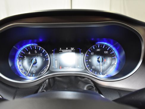 Used 2019 Chrysler Pacifica Touring-L image 16