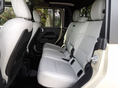 Used 2020 Jeep Gladiator Mojave AWD/4WD image 11