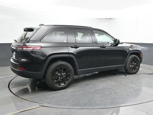 Used 2025 Jeep Grand Cherokee Altitude AWD/4WD image 2