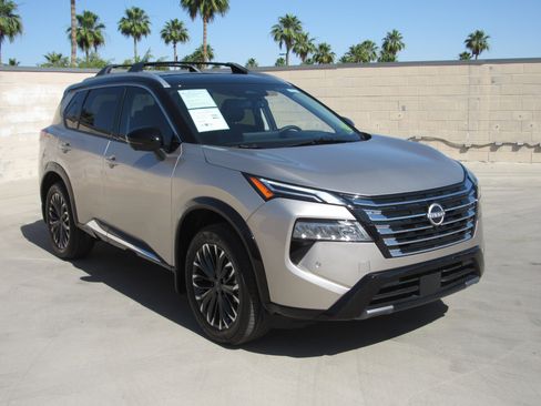 Used 2025 Nissan Rogue Platinum w/ Platinum Premium Package AWD/4WD image 2