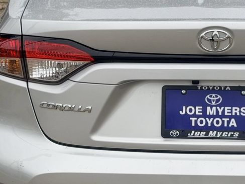 Used 2025 Toyota Corolla LE FWD image 9