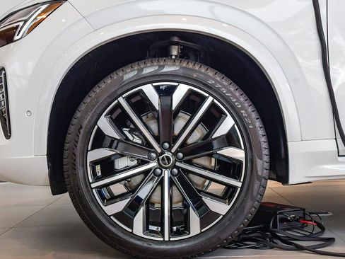 Used 2025 Volvo XC90 B5 Plus w/ Protection Package Premier image 11