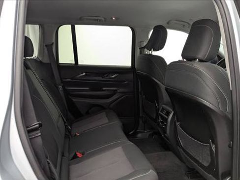 Used 2024 Jeep Grand Cherokee Laredo RWD image 18