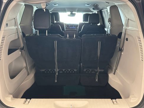 Used 2023 Chrysler Pacifica Touring-L image 7