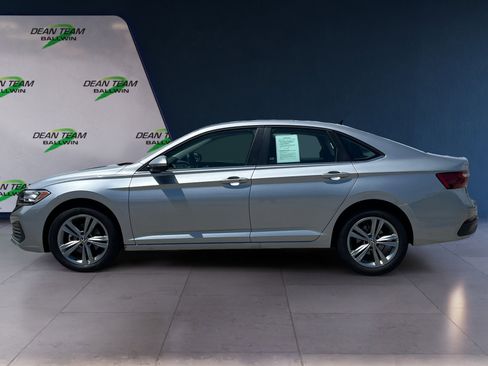 Used 2024 Volkswagen Jetta SE image 4