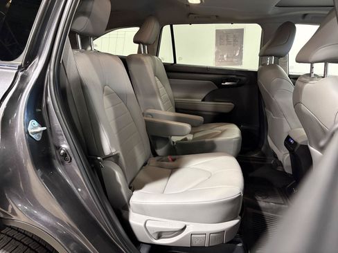 Used 2024 Toyota Highlander XLE AWD/4WD image 39