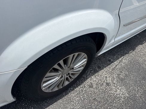 Used 2014 Chrysler Town & Country Touring-L FWD image 10