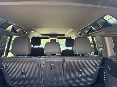 Used 2023 Land Rover Defender 110 image 6