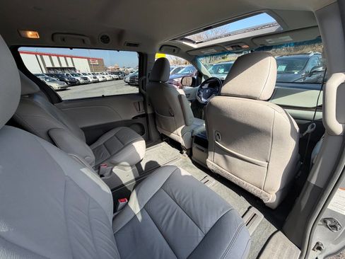 Used 2016 Toyota Sienna XLE image 39