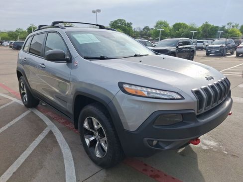 Used 2017 Jeep Cherokee Trailhawk AWD/4WD image 8