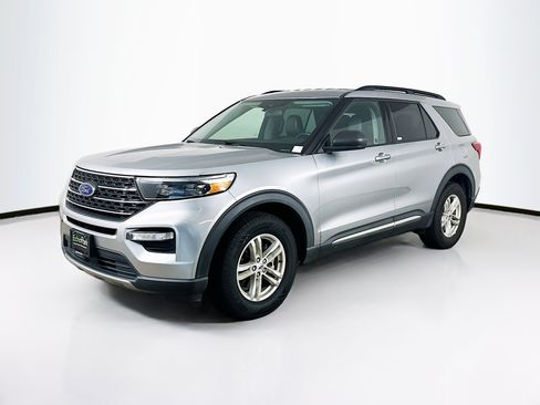 Used 2023 Ford Explorer XLT w/ Equipment Group 202A AWD/4WD image 3