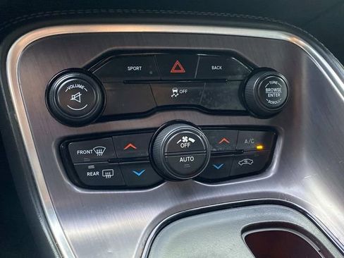 Used 2015 Dodge Challenger SXT image 22