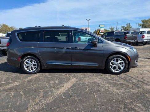 Used 2020 Chrysler Pacifica Touring-L w/ Tire & Wheel Group image 3