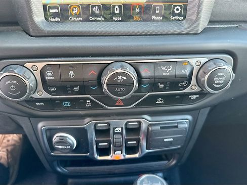 Used 2022 Jeep Wrangler Unlimited Sahara w/ Cold Weather Group AWD/4WD image 17