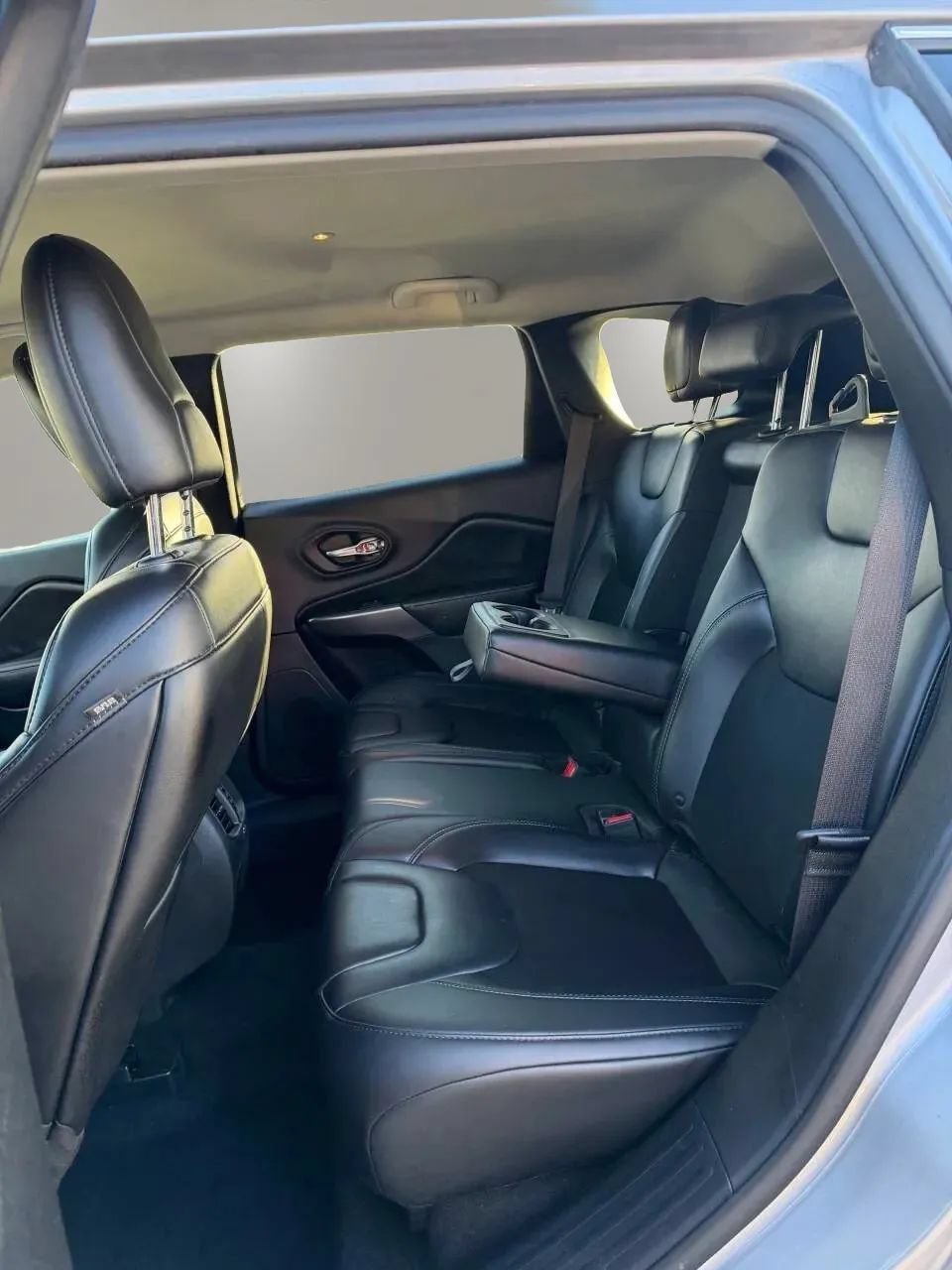 Used 2019 Jeep Cherokee Latitude Plus w/ Cold Weather Group AWD/4WD image 15