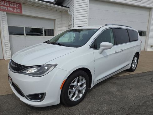 Used 2017 Chrysler Pacifica Touring-L Plus w/ Tire & Wheel Group FWD image 1