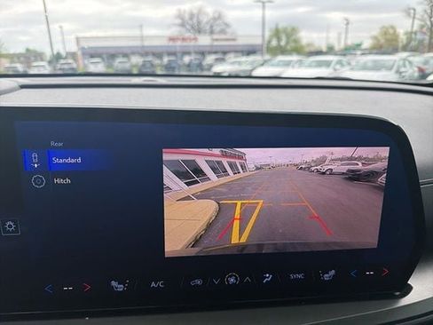 Used 2025 Chevrolet Traverse LT image 19