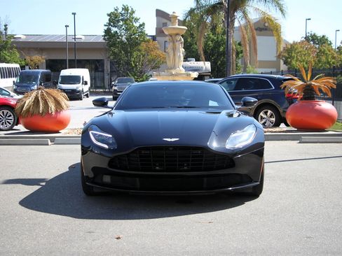 Used 2018 Aston Martin DB11 Coupe image 2