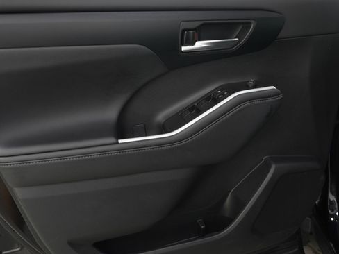 Used 2025 Toyota Highlander XSE image 24