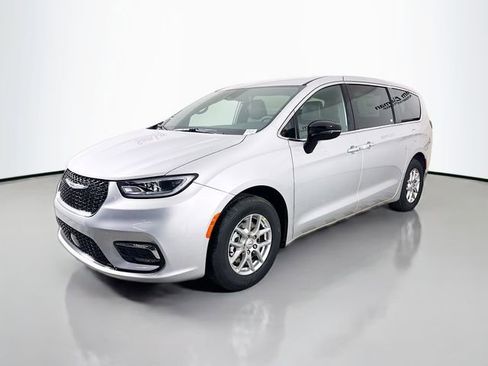 New 2026 Chrysler Pacifica Select image 3