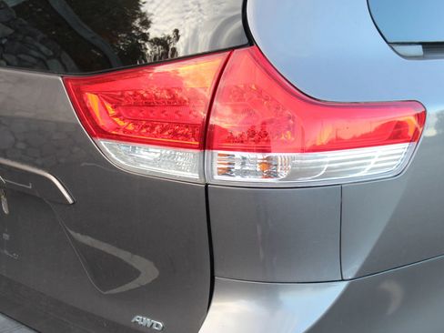 Used 2011 Toyota Sienna LE image 38