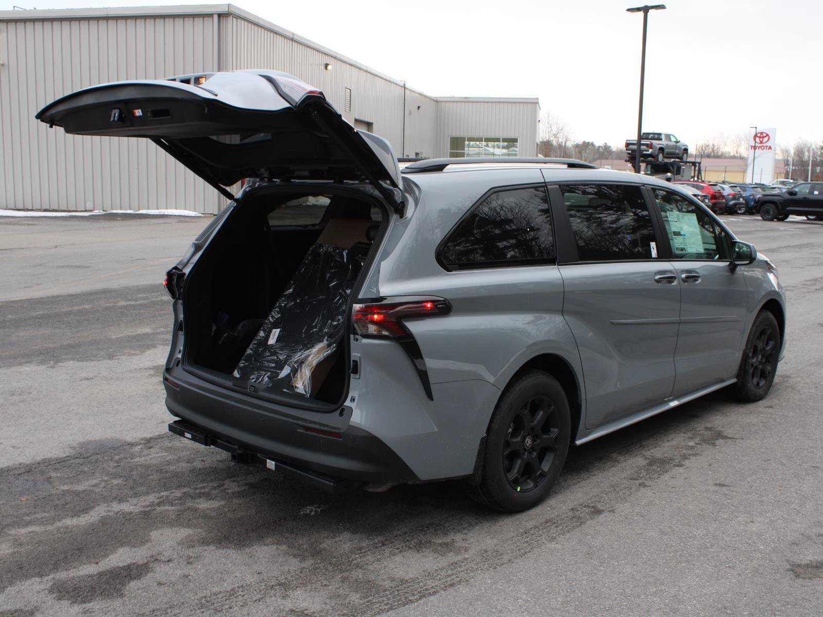 New 2026 Toyota Sienna XLE Woodland Edition AWD/4WD image 7