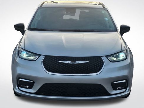 Used 2024 Chrysler Pacifica Touring-L image 3