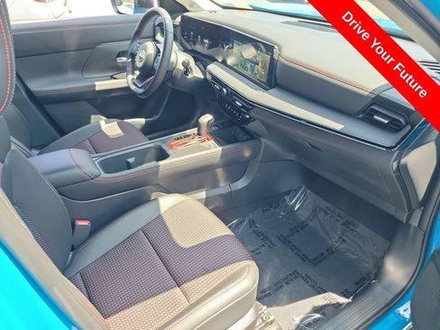Used 2025 Nissan Kicks SR FWD image 19