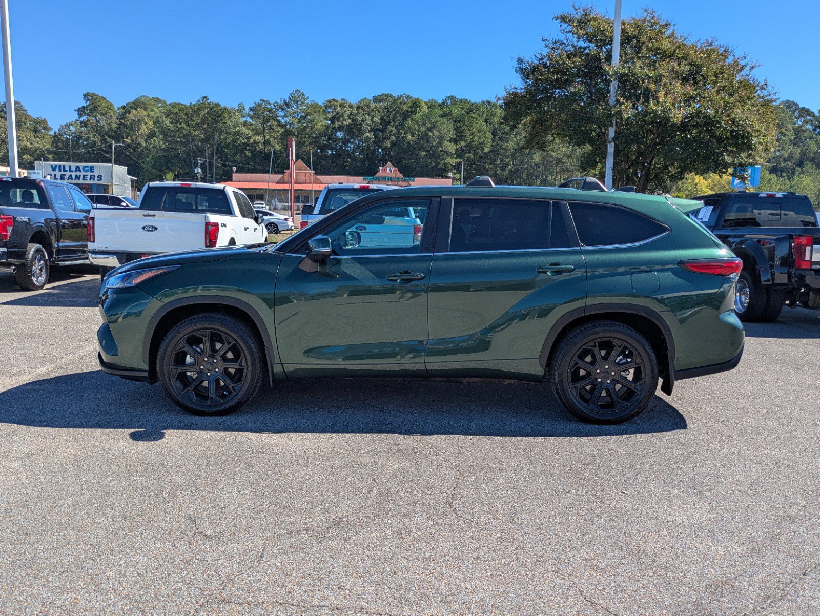 Used 2023 Toyota Highlander L FWD image 4