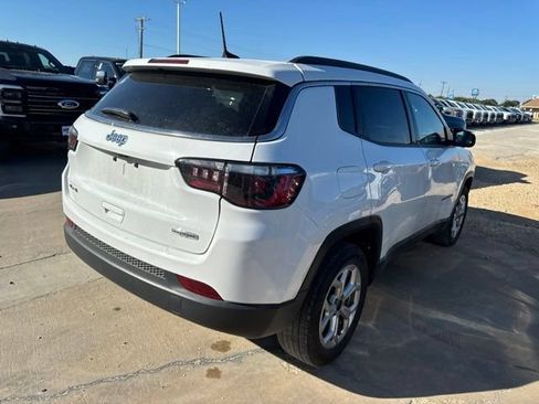 Used 2025 Jeep Compass Latitude w/ Sun & Sound Group AWD/4WD image 9