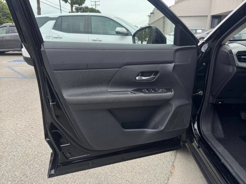 Used 2025 Nissan Kicks SV AWD/4WD image 18