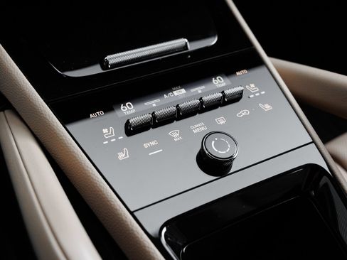 Certified 2025 Porsche Cayenne AWD/4WD image 23