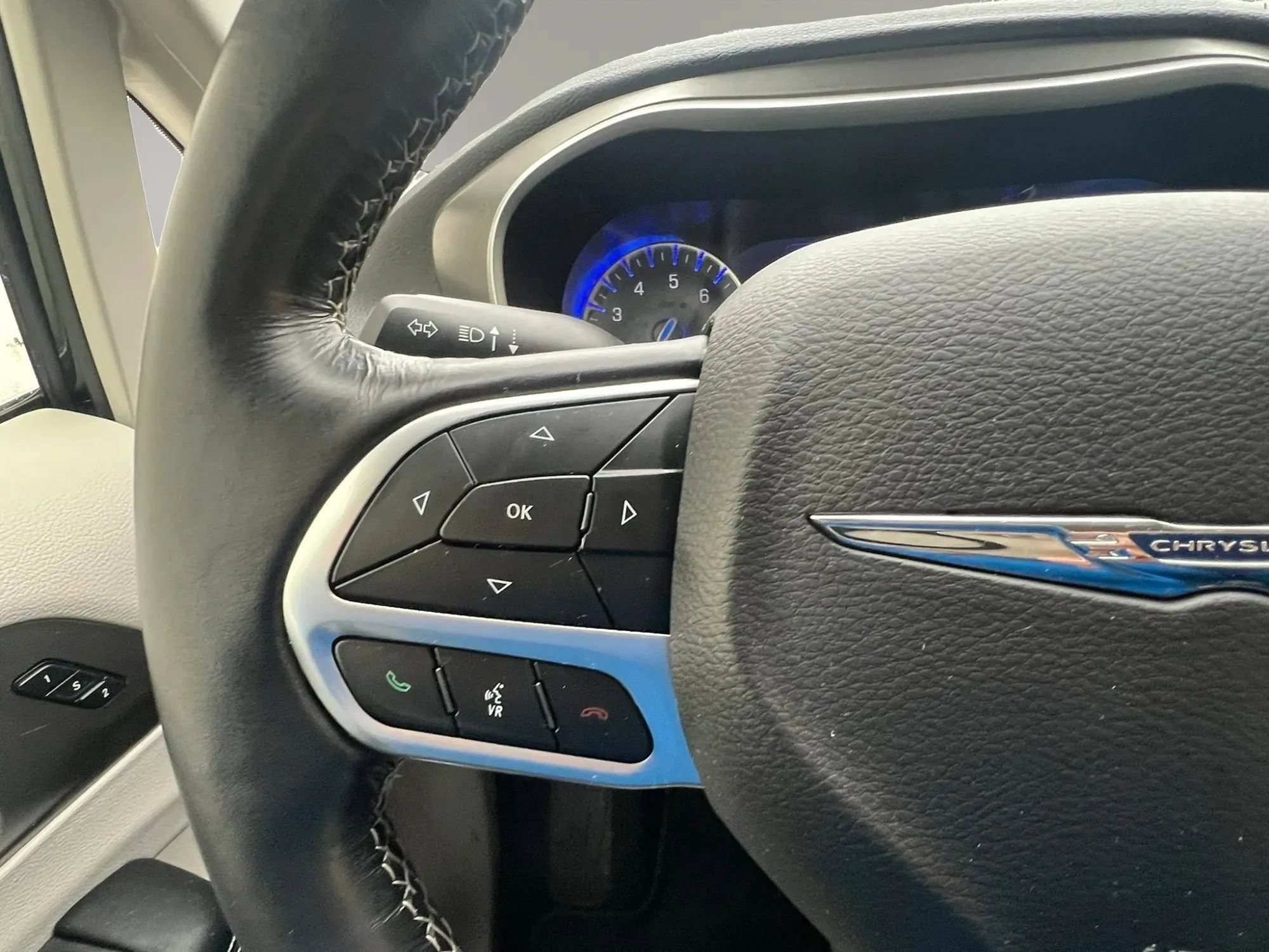 Used 2021 Chrysler Pacifica Touring-L w/ Uconnect Theater Family Group FWD image 19