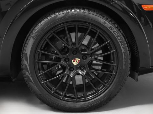 Certified 2023 Porsche Cayenne GTS AWD/4WD image 15