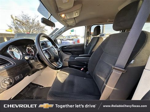 Used 2018 Dodge Grand Caravan SE w/ UConnect Hands-Free Group image 26