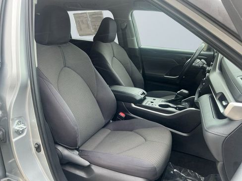 Used 2023 Toyota Highlander LE image 16