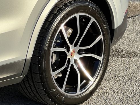 Certified 2025 Porsche Cayenne Coupe image 12